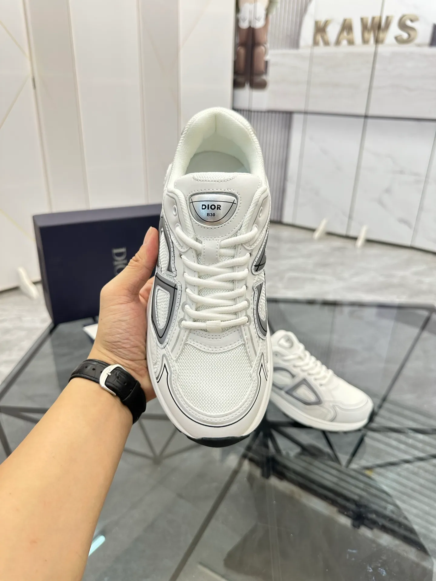 Men's shoes: 💰P400¥ Available in Guangzhou Product trademark: Dior* "Dior*" low-top casual shoes Regular size: 35-46 (can be customized to 47) Couple style Product materials: Upper imported cowhide stitched with original fabric, breathable lining, ultra-light foam original outsole. No.: 007